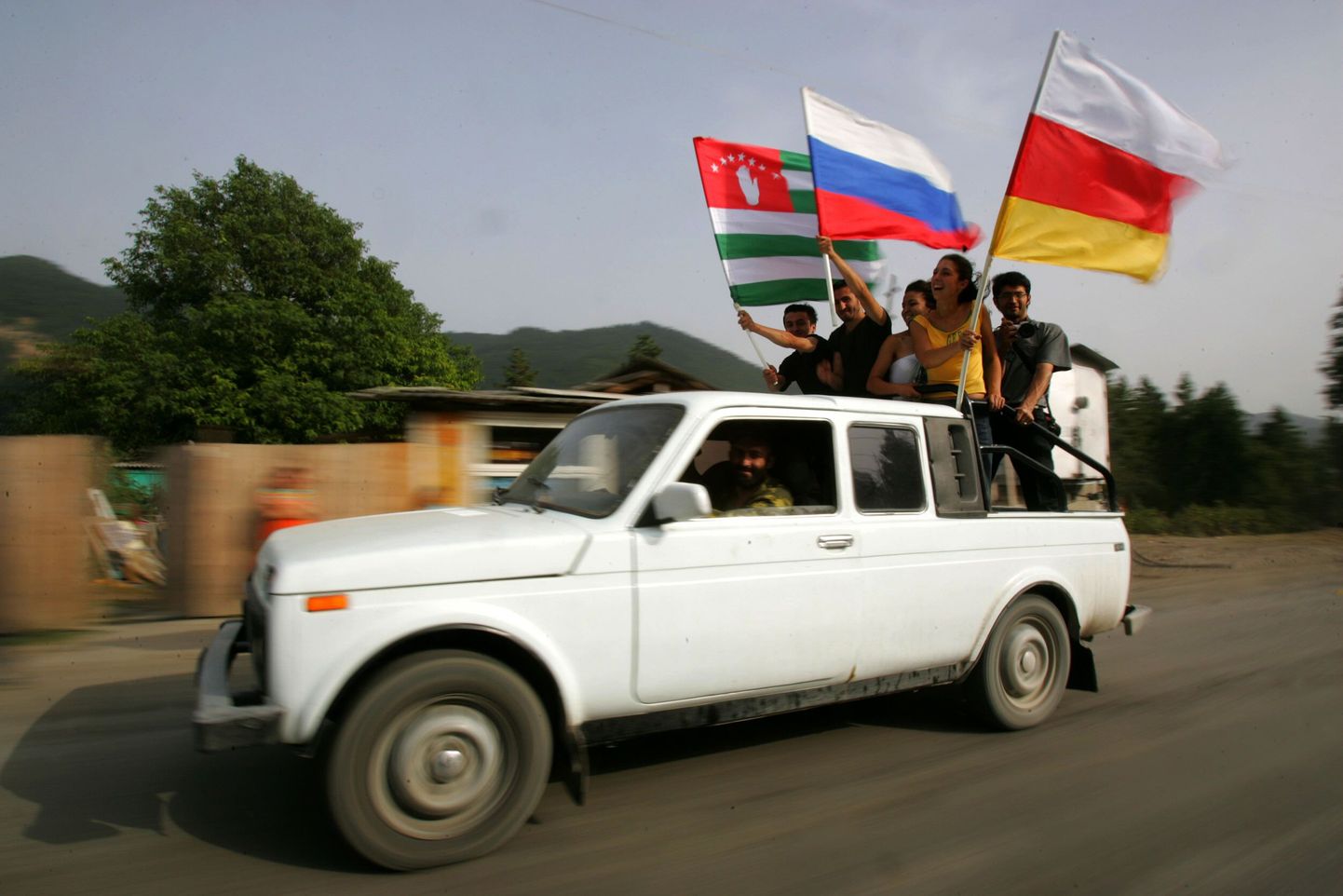 Venemaa otsus tunnustada Lõuna-Osseetiat ja Abhaasiat iseseisvate vabariikidena tõi inimesed tänavatele pidutsema. Pildil Venemaa trikoloor Abhaasia ja Lõuna-Osseetia rahvuslippude keskel.