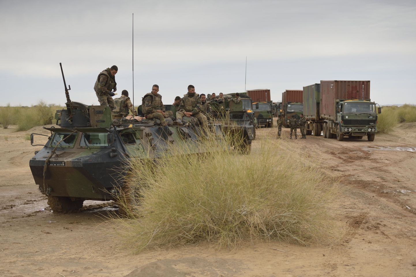 Prantsuse sõdurid istuvad soomukitel, kuna Timbuktu suunas liikunud konvoi on teinud kõrbes puhkepausi.