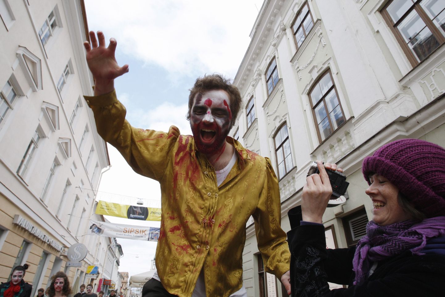 Õudusfilmide festivali on avanud ka zombide rongkäiguga.