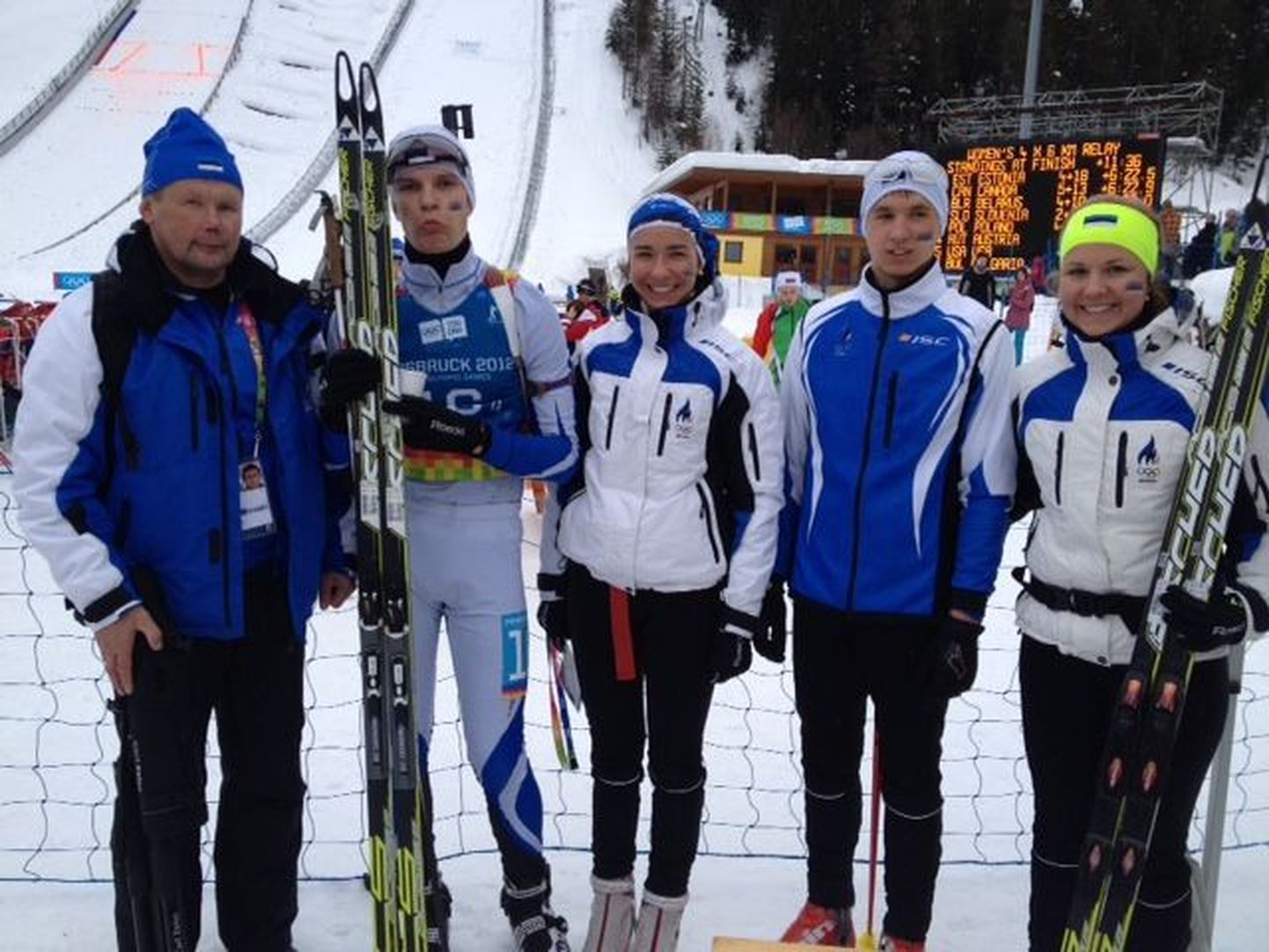 Eesti laskesuusanelik koos treener Ants Orassoniga: Maarja Maranik (paremalt), Tarvi Sikk, Meril Beilmann ja Rene Zahkna.