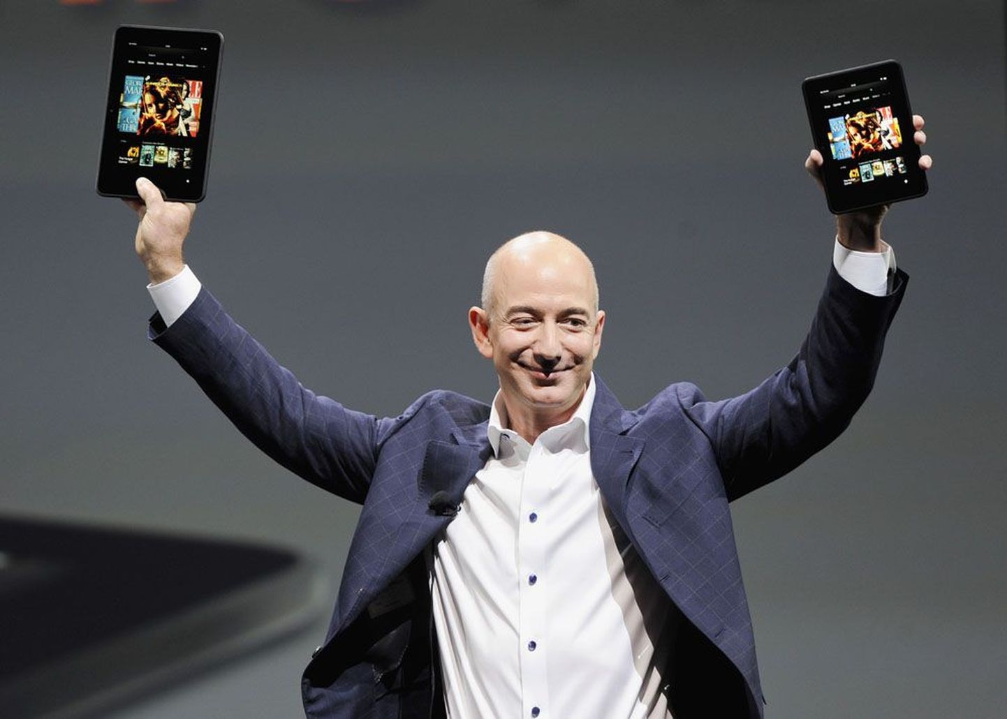 Amazoni tegevjuht Jeff Bezos mullu hoidmas käes Kindle Fire’i tahvelarvuteid. Õige pea võib tema pihku esitlemiseks ilmuda aga 3D-ekraaniga nutitelefon.