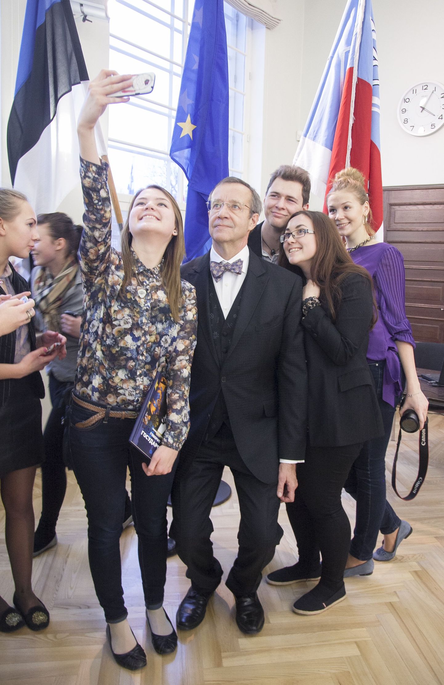 Vene kooliõpilased tegid koos presidendiga selfie't.