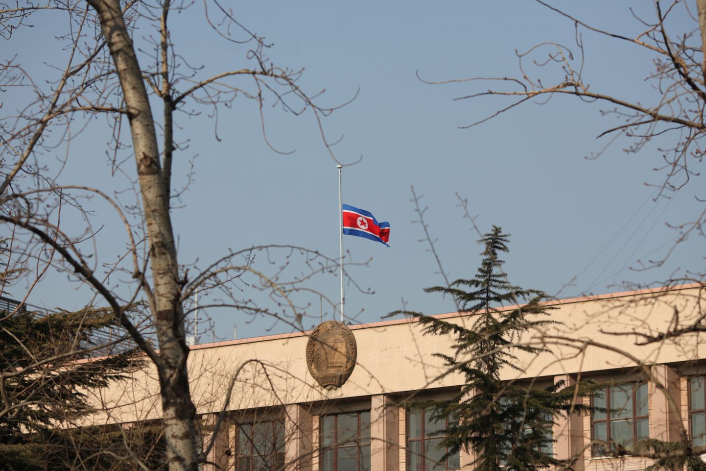 Põhja-Korea lipp on Pekingis asuval saatkonnal leina märgiks pooles vardas.