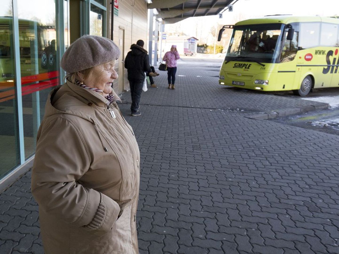 Viljandi bussijaamas bussi number 12 ootav Õilme Muni tähendas, et muidugi oleks hea, kui ka maapensionärid tasuta sõita saaksid, aga ega tükki küljest võta see eurogi, mis praegu tuleb kojupääsuks välja käia.