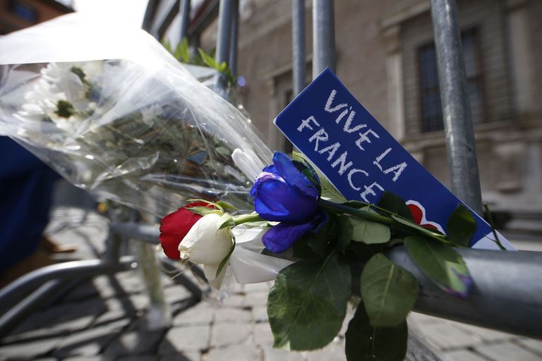Цветы у французского посольства после теракта в Ницце / Vincenzo Livieri / La Presse