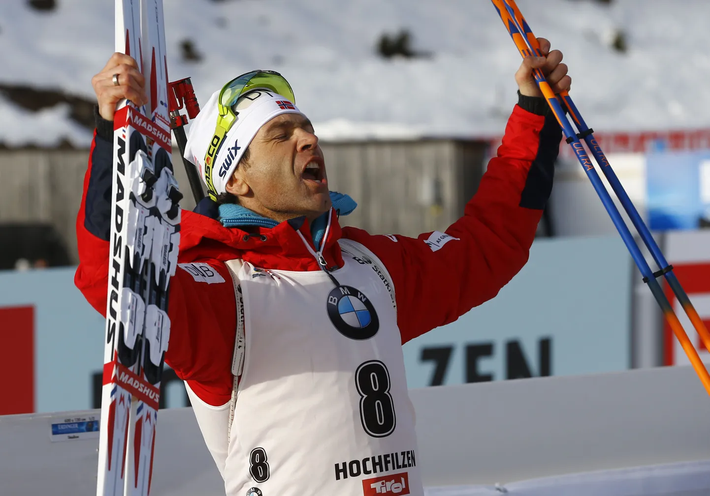 Ole Einar Björndalen rõõmustamas MM-pronksi üle.