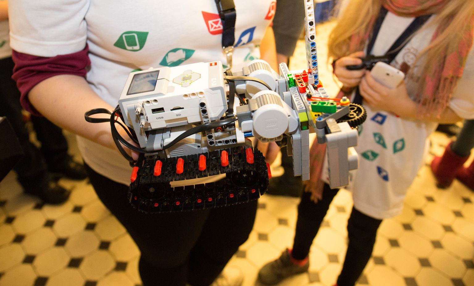 Tartu Ülikooli eestvedamisel korraldati Tallinnas Energia Avastuskeskuses enam 265 000 last ühendav robootikavõistlus FIRST LEGO League.