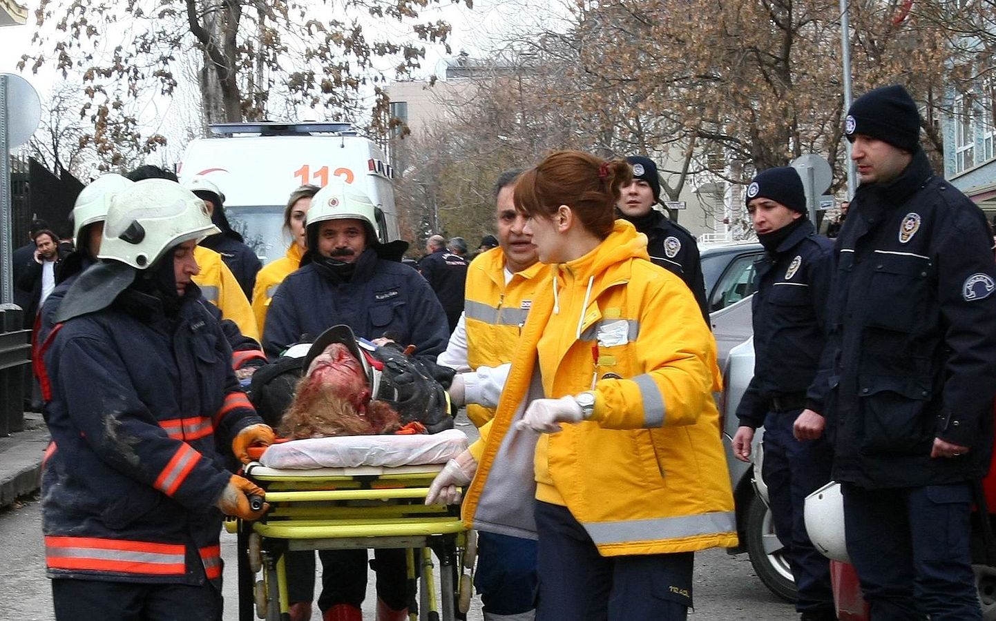 Türgi päästeametnikud ootavad Ankaras kiirabiauto saabumist.