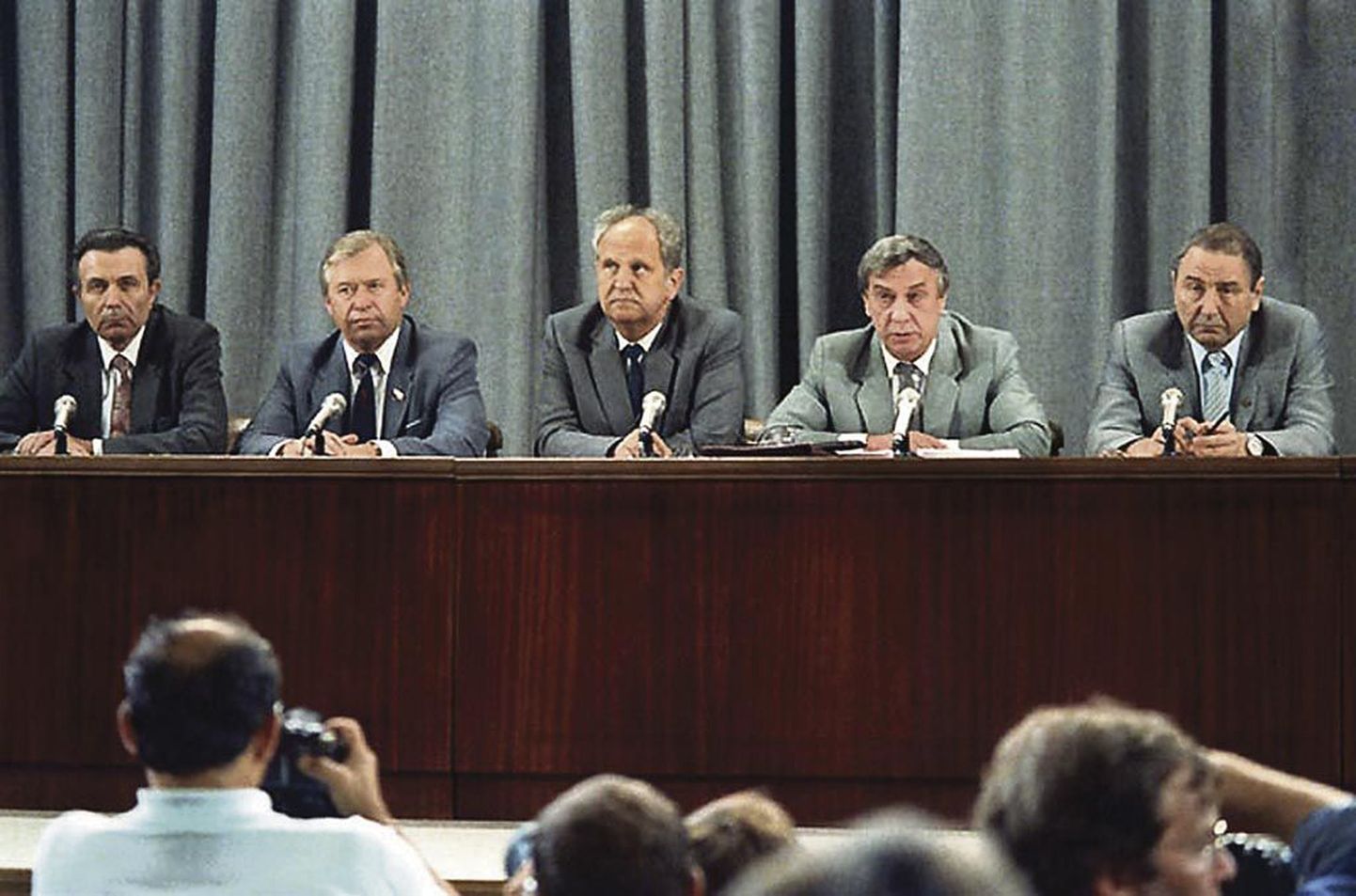 Pressikonverentsil on putšistidest kaadrisse jäänud kaheksast osalisest neli. Vasakult teine on NSV Liidu siseminister Boriss Pugo, kelle enesetapp oli karmim karistus, mis neile osaks sai.