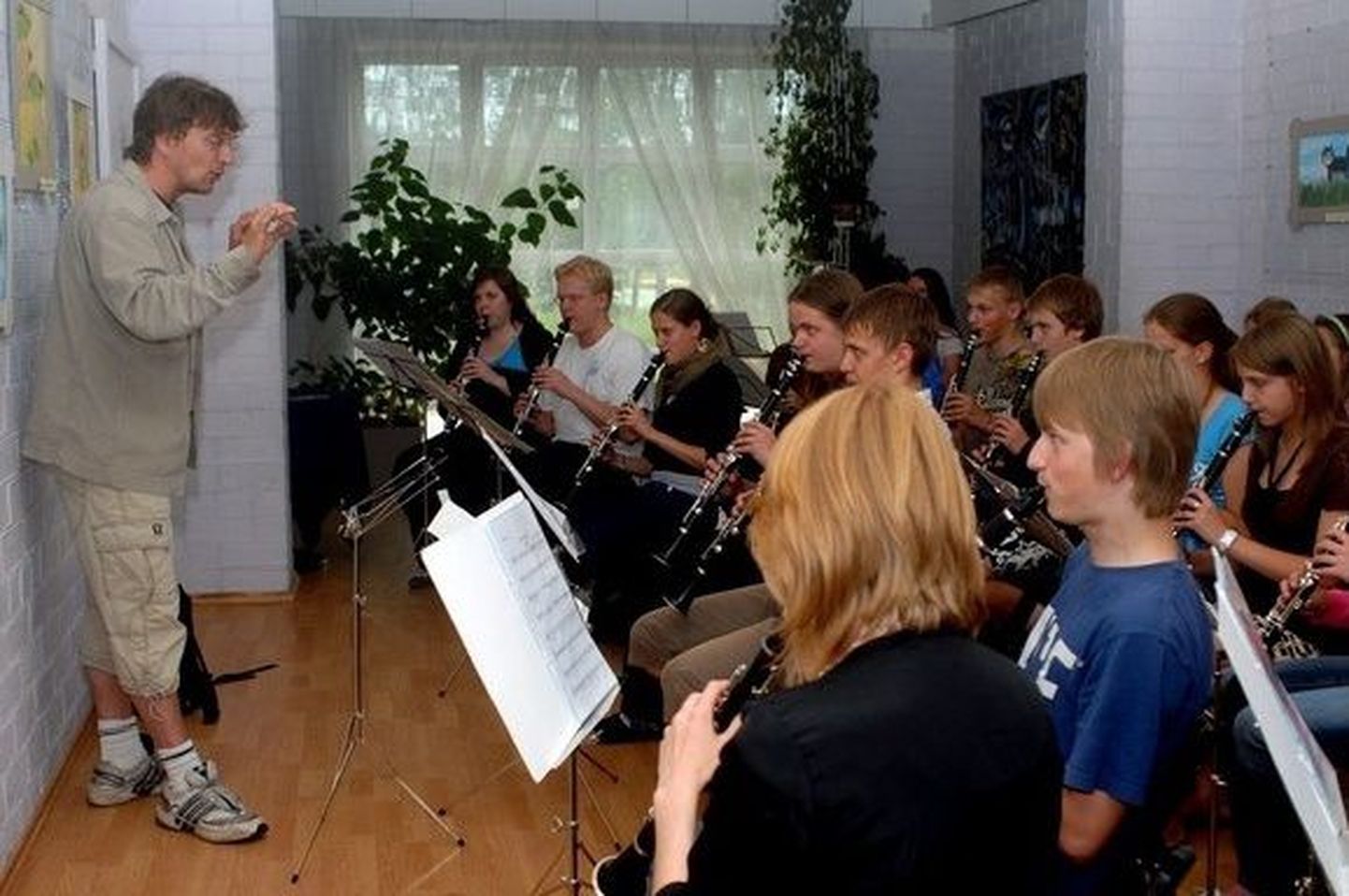 Elva klarnetipäevade proov Sinilinnu kultuurimajas aastal 2008. Dirigendiks on Toomas Vavilov