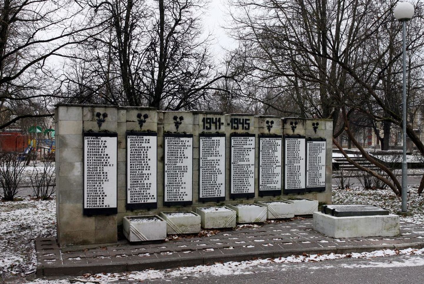 Pildil on Narvas asuv Teises maailmasõjas langenute mälestusmärk.