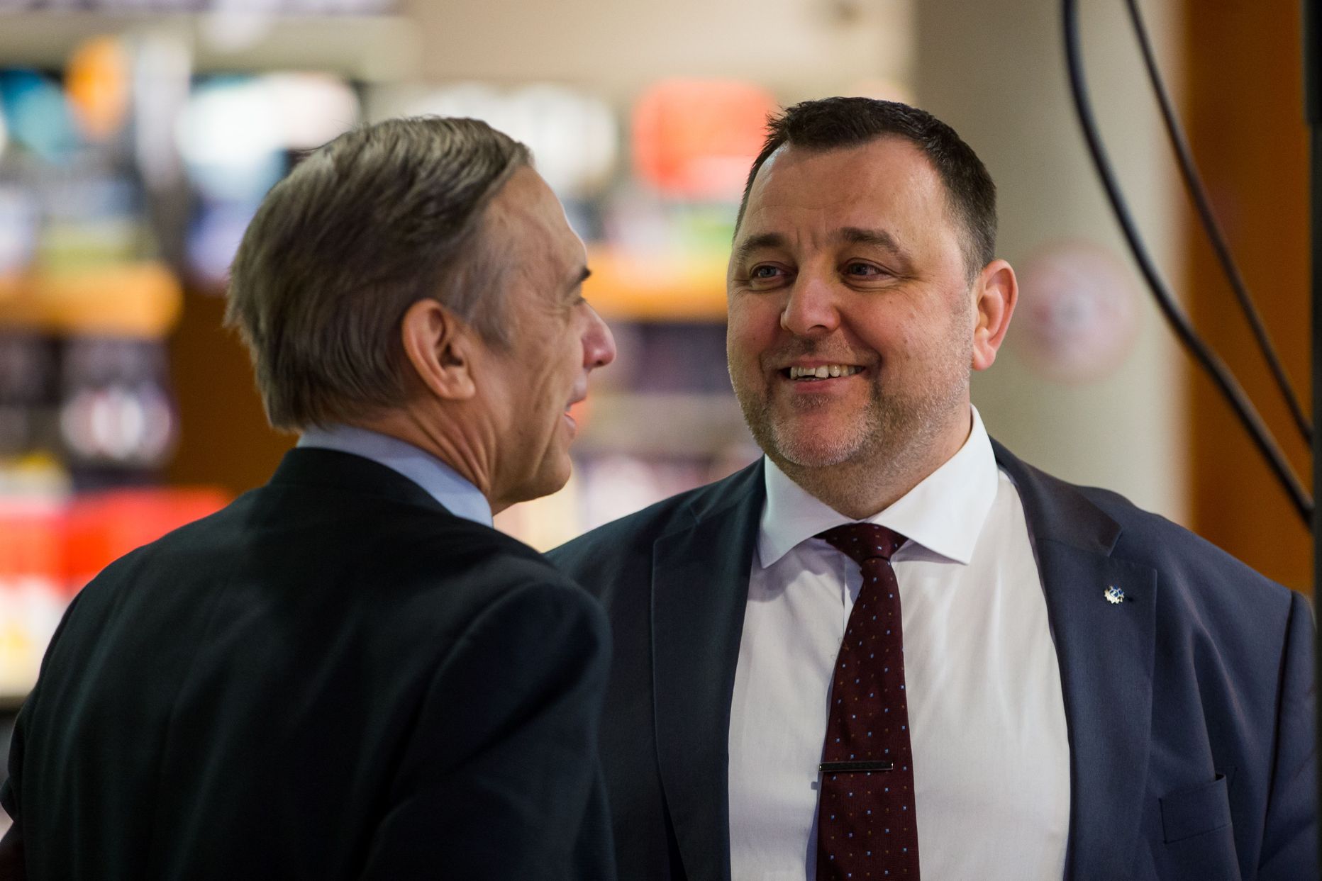 Rahandusminister Sven Sester (paremal).