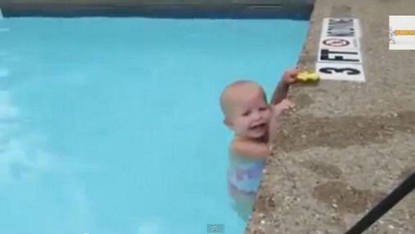 Скриншот видео. Малышка в бассейне