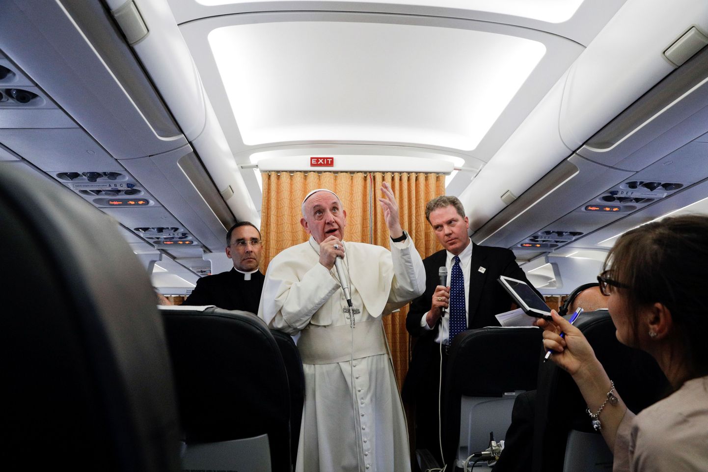 Paavst Franciscus lennuki pardal.