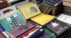 Вот почему библиотекари всегда ставят штамп на 17-й странице! В жизни бы сам не додумался