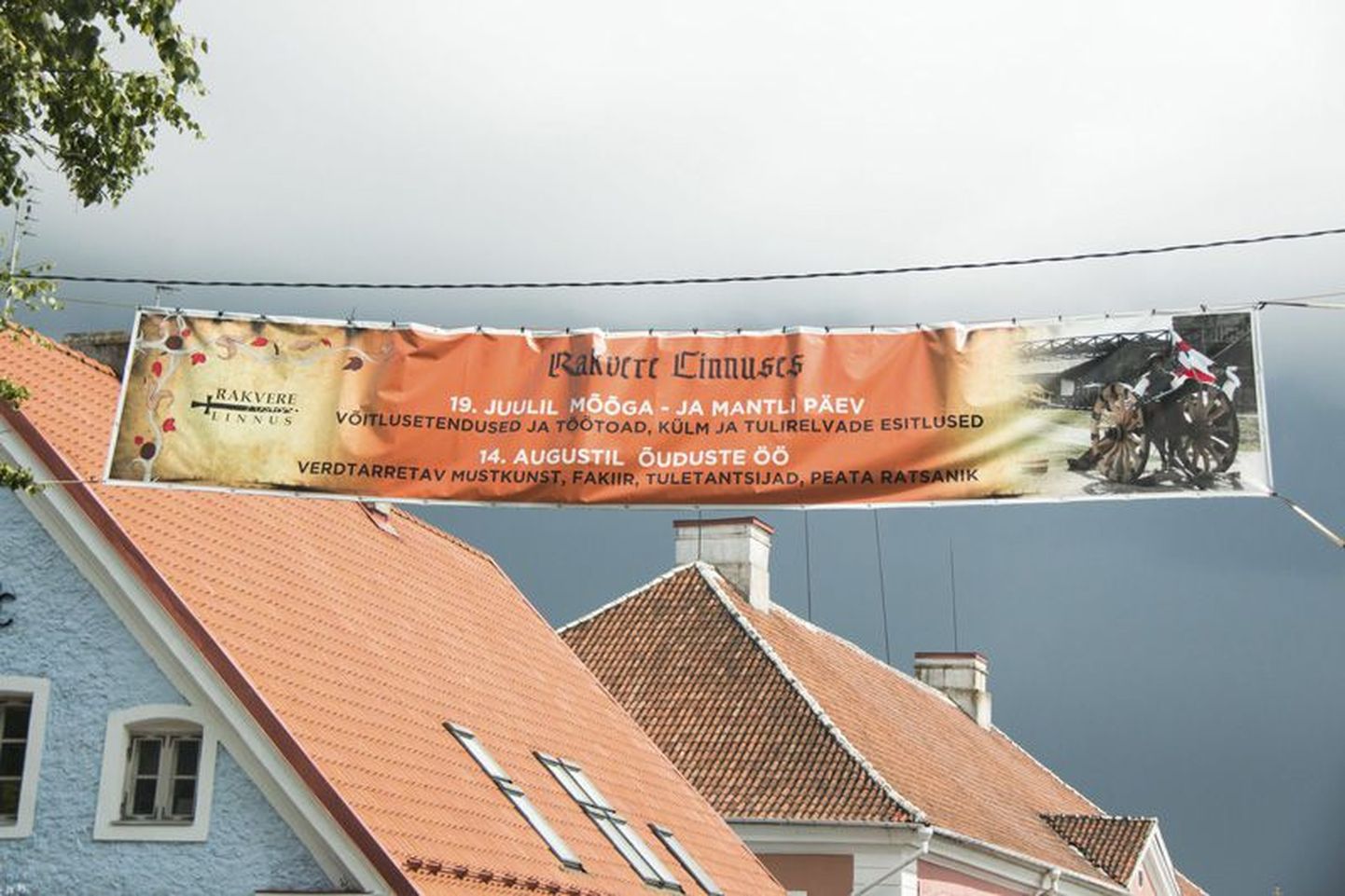 Reklaamplakat Tallinna tänaval teatab, et eelmisel pühapäeval Rakvere linnuses toimunud mõõga ja mantli päeval oli etenduste ja töötubade vahel ka külm, pärast mida esitleti tulirelvi.