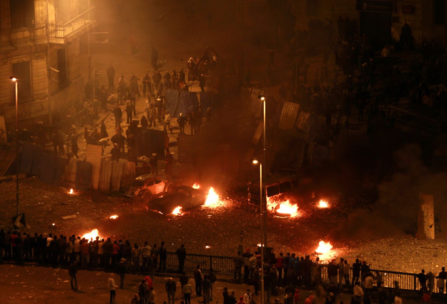 Valitsusmeelsete (vasakul) ja Mubaraki vastaste kokkupõrked Egiptuse Muuseumi juures Tahriri väljakul.
