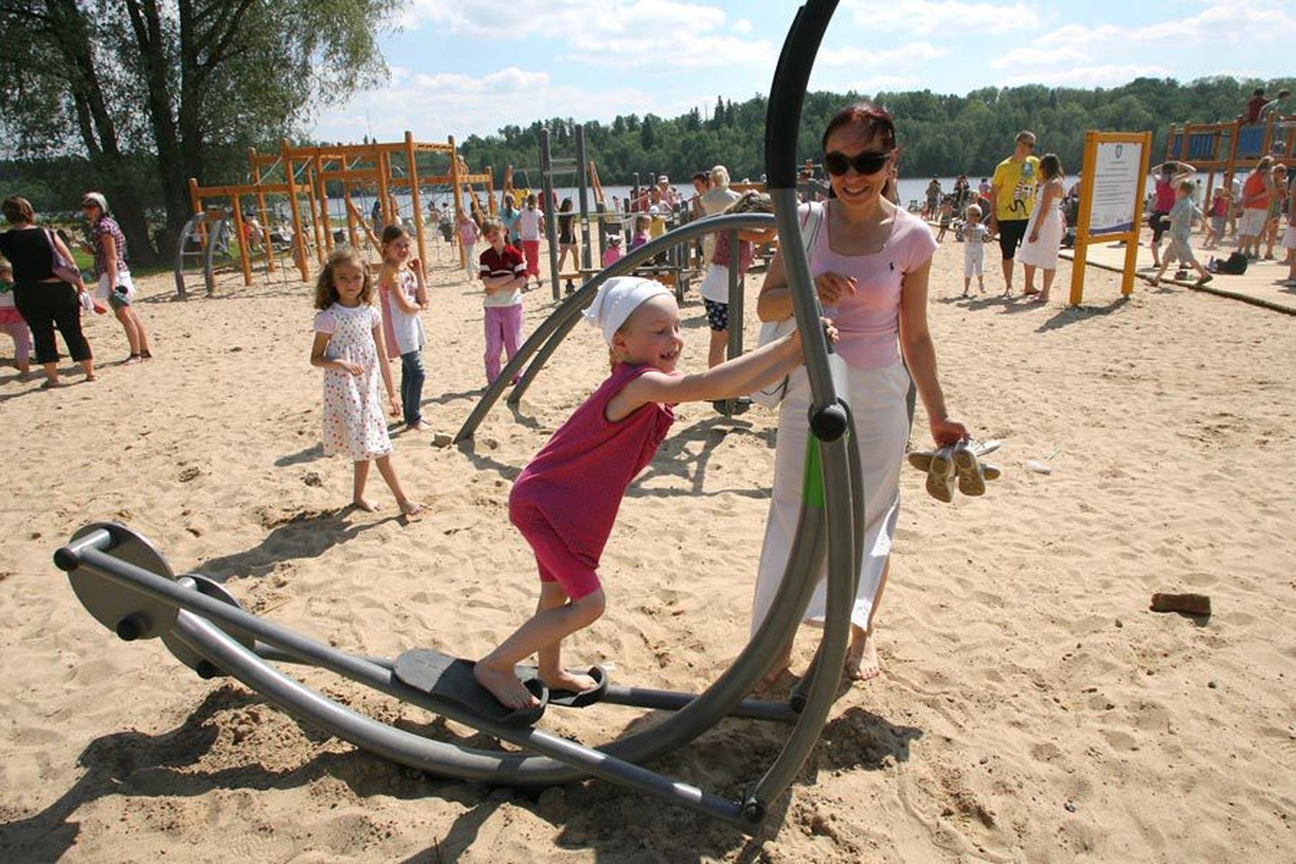 Viljandi järve randa paigaldatud treeningseadmetel võivad igas vanuses ja suuruses inimesed lõbusalt oma kehale head teha.
