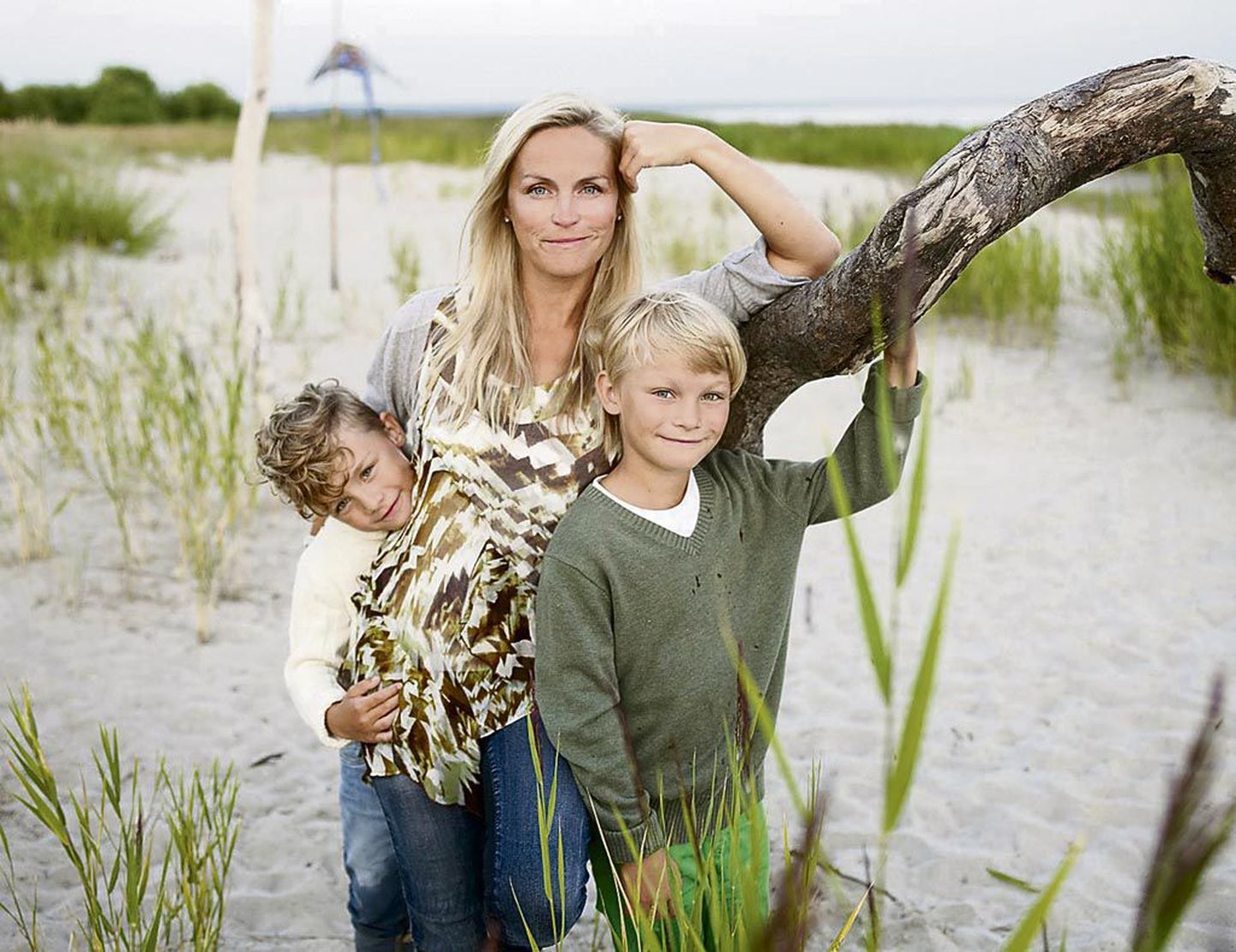 Pärnakast lastemoe stilist ja blogija Kirsi Altjõe koos oma poegadega.