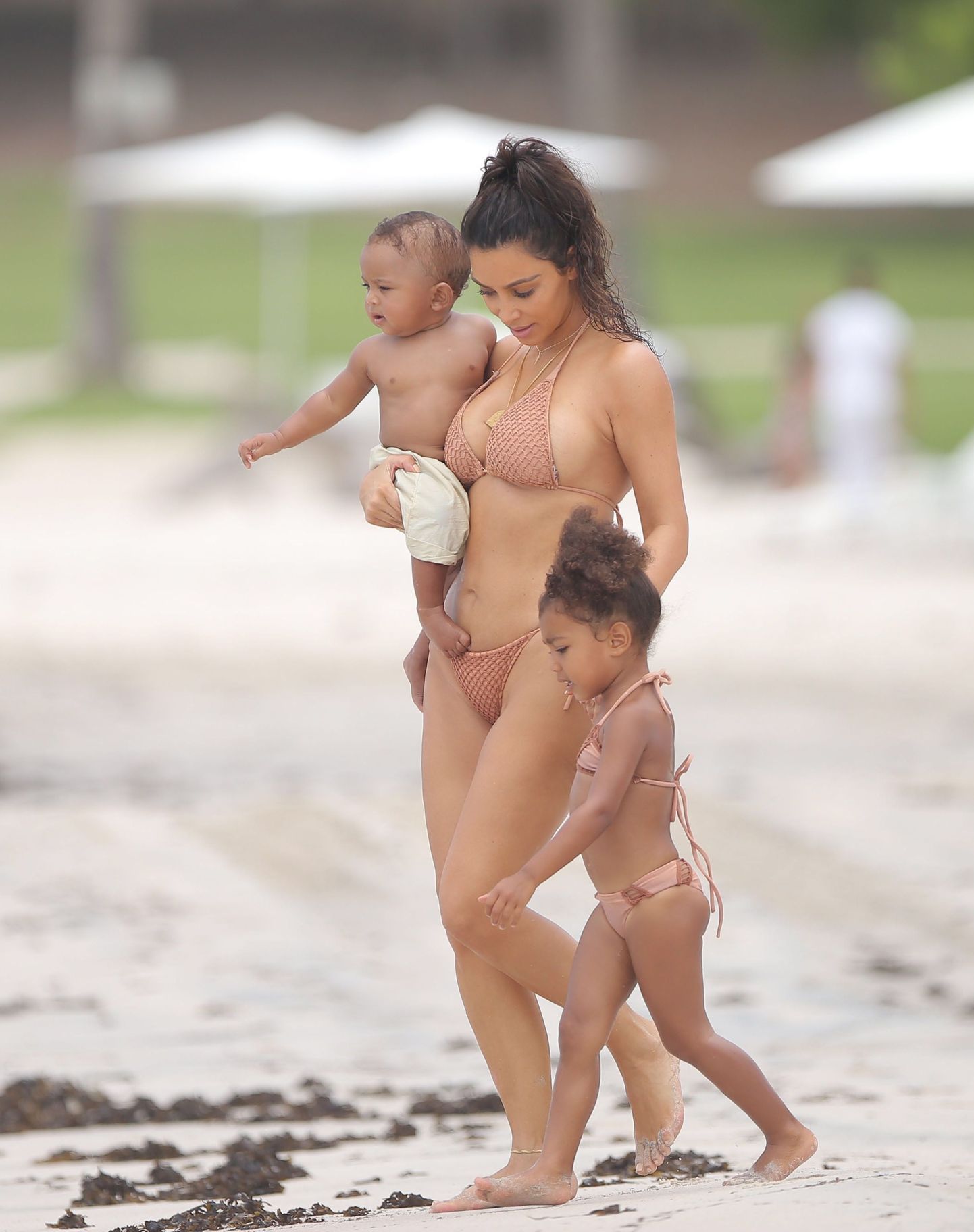 Kim Kardashian lastega rannas