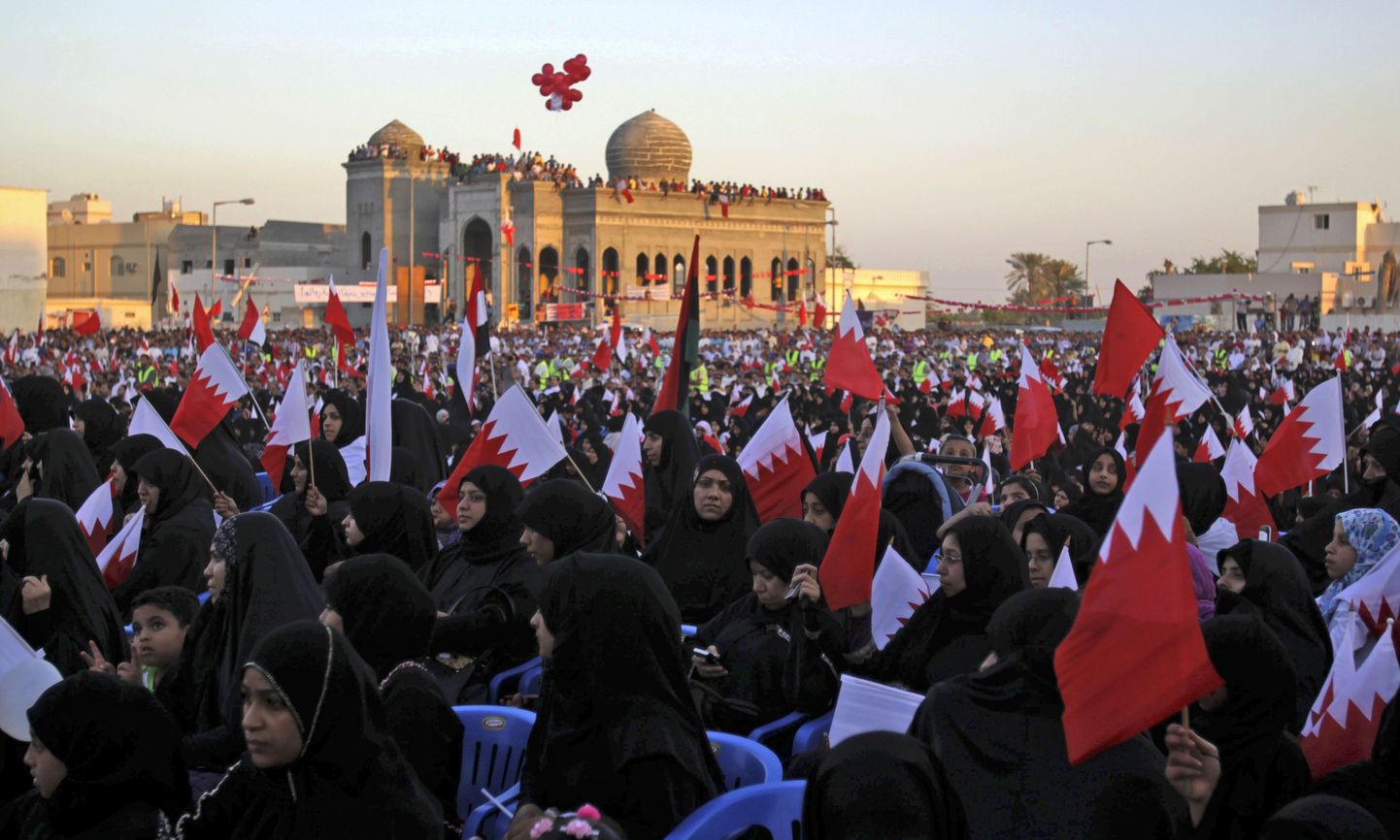 Bahreini kodanikud rahvuslippudega