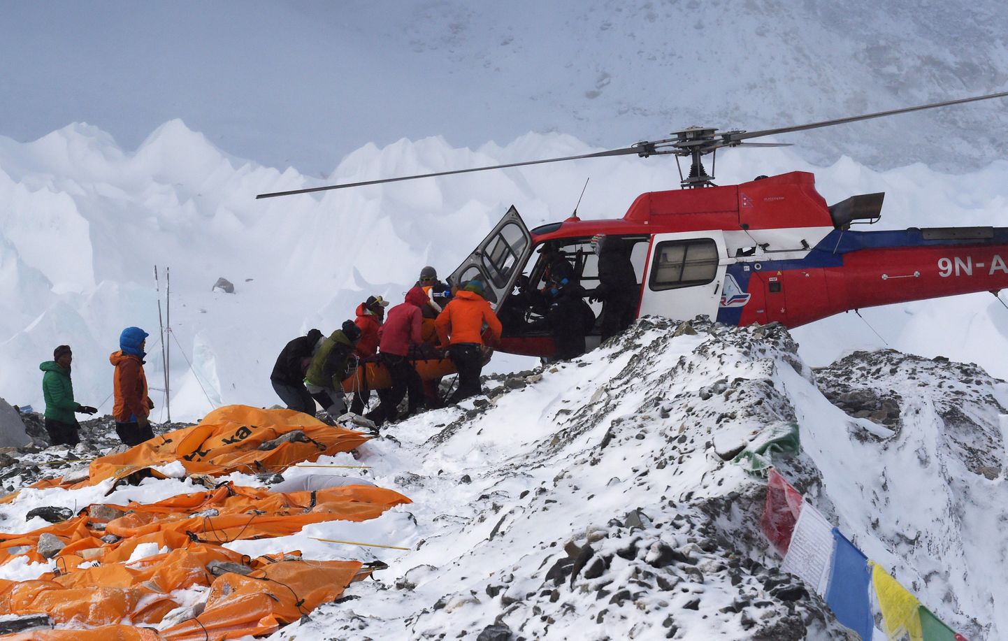 Nepali maavärin põhjustas Džomolungma nõlvadel laviine, milles võis kohaliku meedia teatel hukkuda üle 65 mägironija. Baaslaagris mäe jalamil viibis maavärina ajal ligi 1000 inimest. Päästjad püüavad vigastatuid helikopteritega minema toimetada.