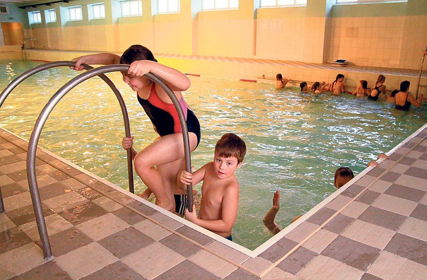 Tootsi ujulas käivad ujumise algõpet saamas piirkonna 11 kooli õpilased, pildil on tundi alustamas Vändra gümnaasiumi teise klassi lapsed.