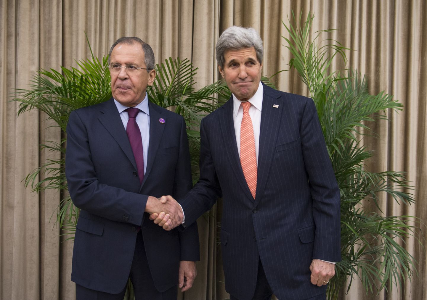 USA välisminister John Kerry (paremal) ja Vene välisminister Sergei Lavrov poseerisid ajakirjanikele enne tänast kohtumist Pekingis.