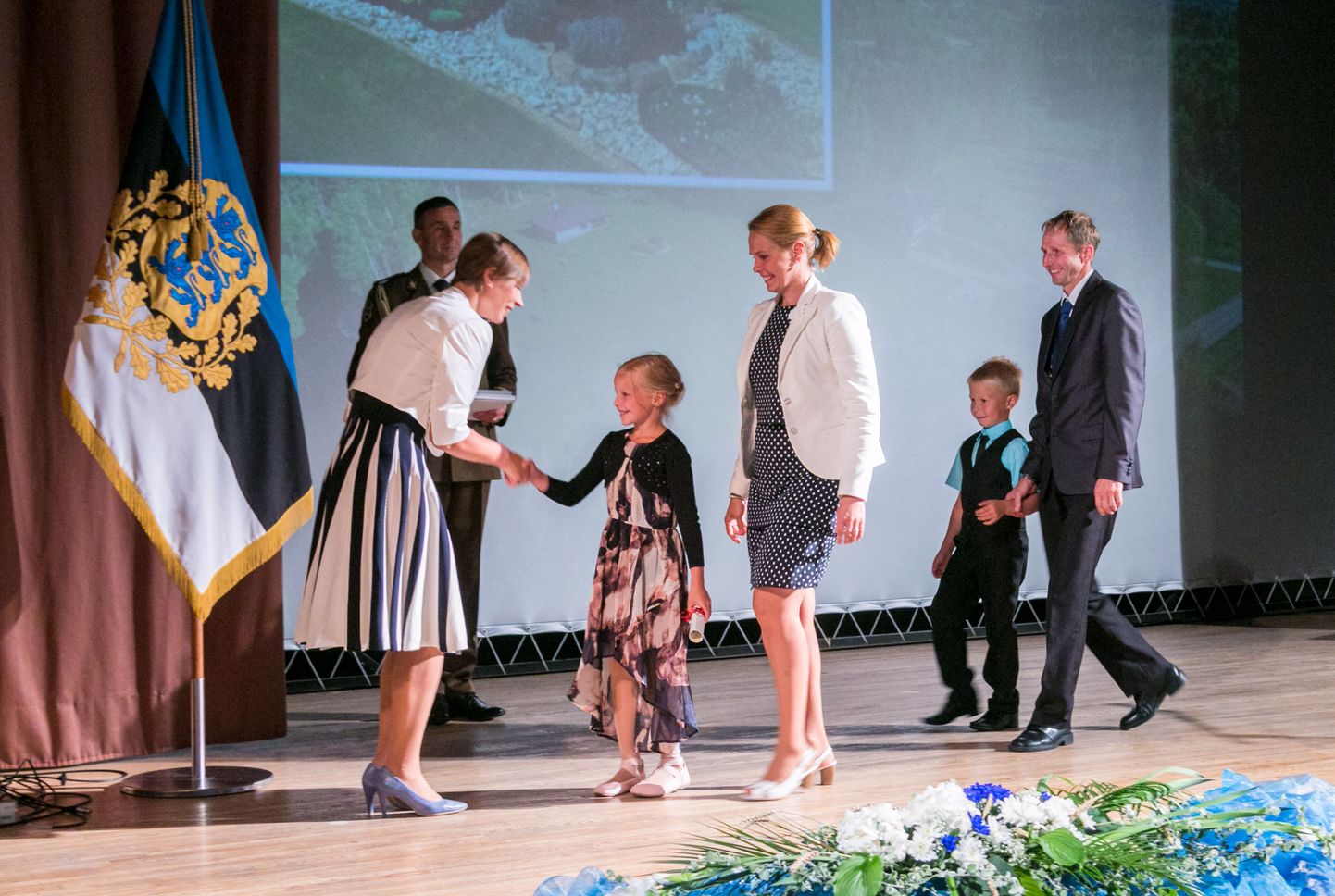 Kristi ja Olari Kõivu pere Otepää vallast Sihva külast käis samuti presidendilt tänusõnu vastu võtmas. Tütar tegi riigipeale kingituse: enda joonistatud pilt oma kodust.