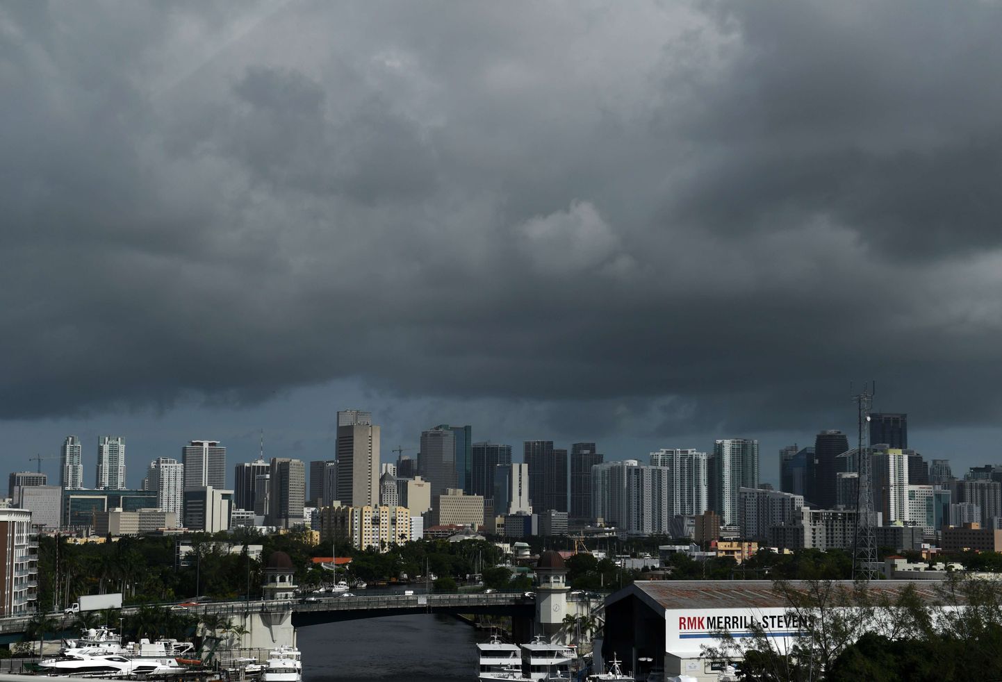 Tumedad pilved kogunevad Miami kesklinna kohale.