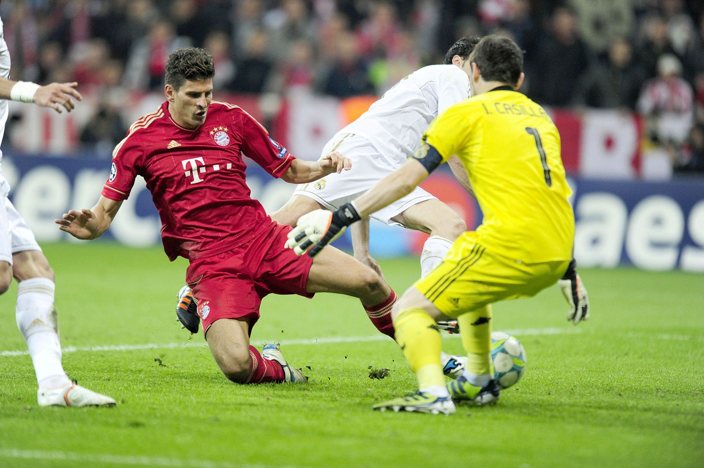 Mario Gomez (punases) saadab palli Iker Casillase valvatavasse puuri.