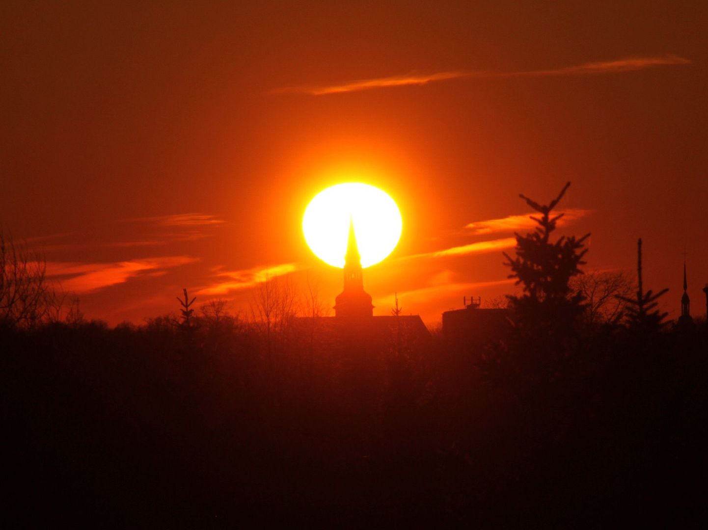 Kuldne päikeseketas kaunistab Eliisabeti kiriku torni tippu