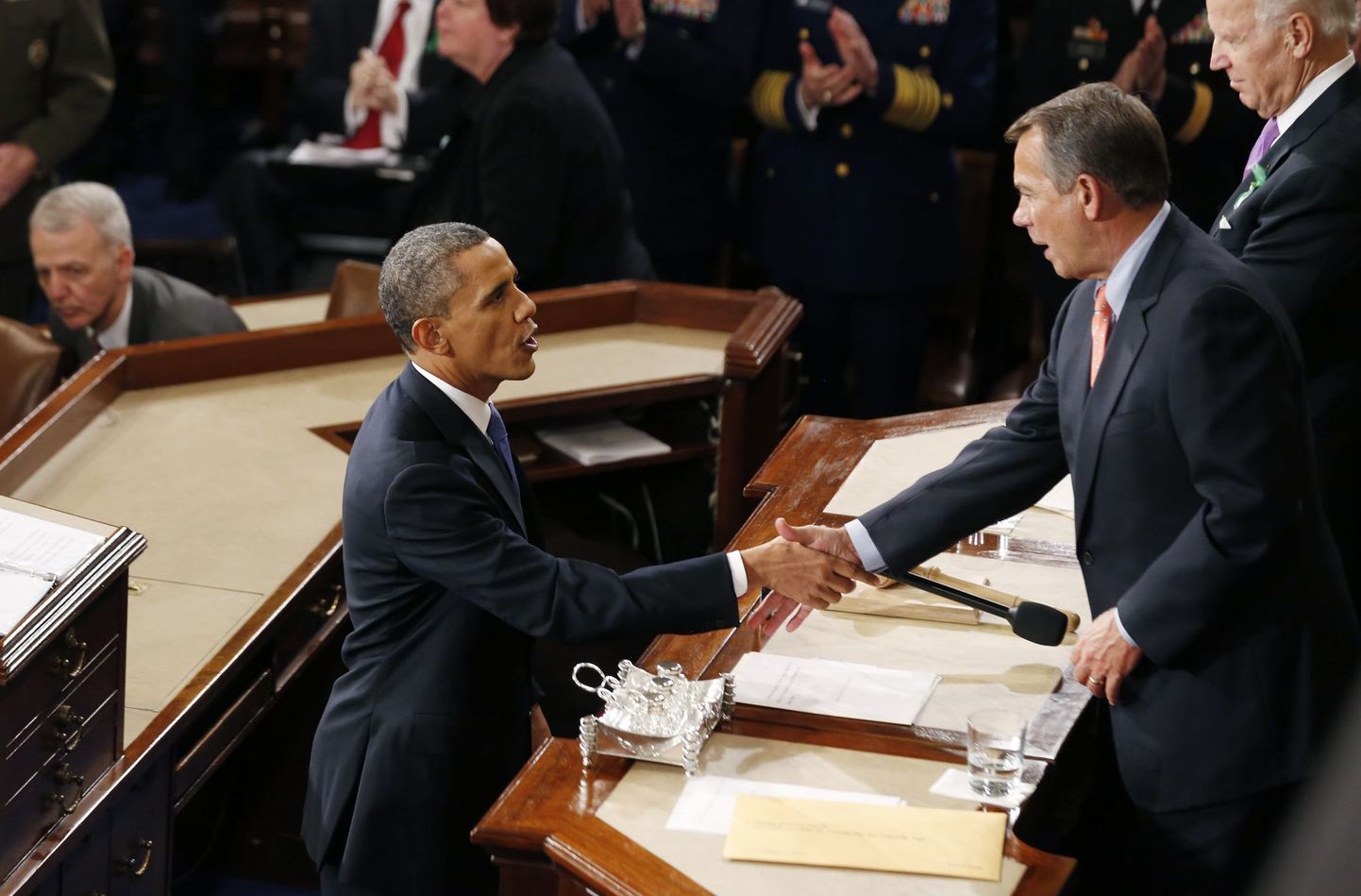 President Barack Obama kätleb esindajatekoja spiikri John Boehneriga.