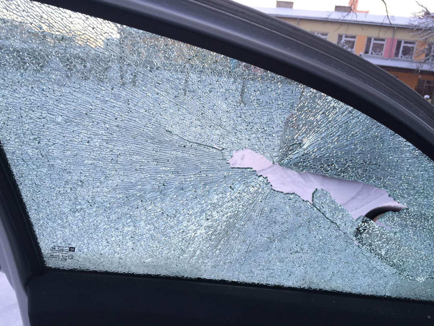 Külma ilma kätetöö: Valgas purunes ühel sõiduautol ukse sulgemisel klaas.