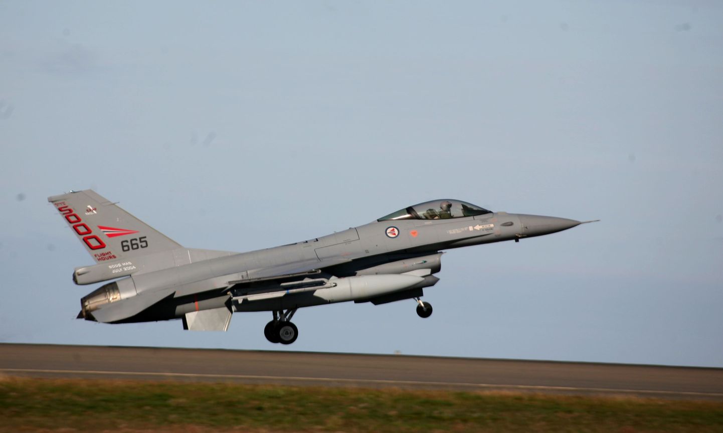 F-16 hävitaja tõusmas õhku Keflaviki baasist.