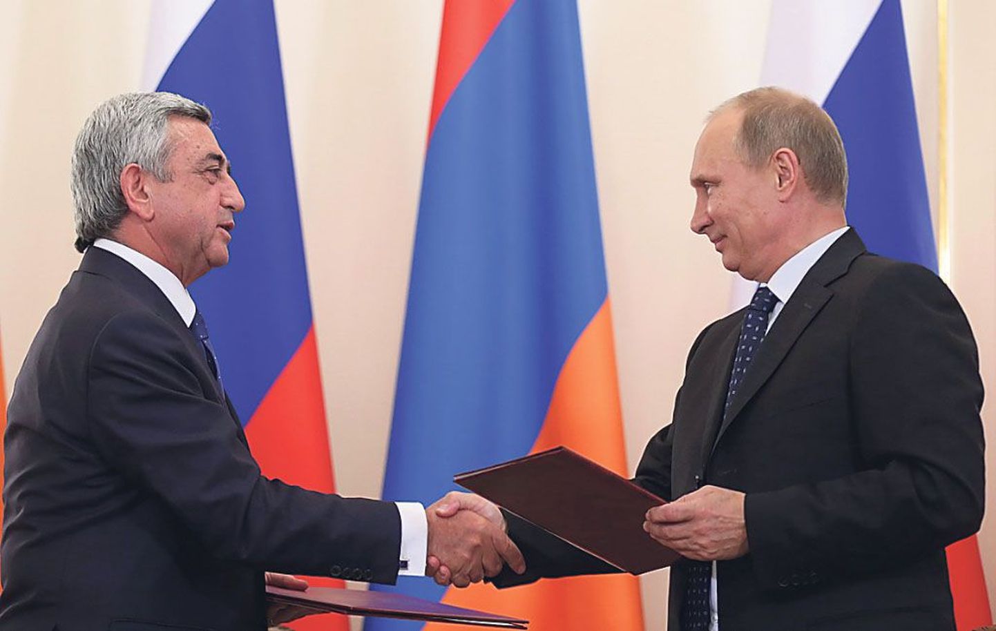President Serž Sargsyani käepigistus Vladimir Putiniga tähistas Armeenia kadumist Euroopa jaoks.