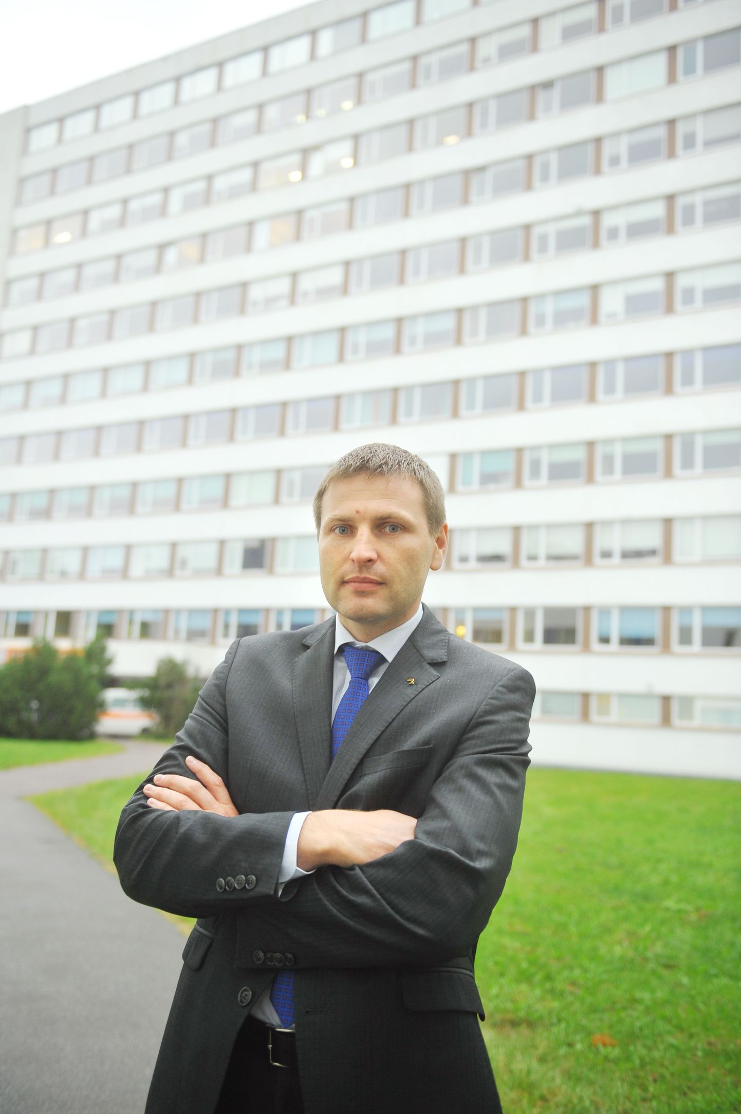 Sotsiaalminister Hanno Pevkur. Taustal Lääne-Tallinna Keskhaigla.
