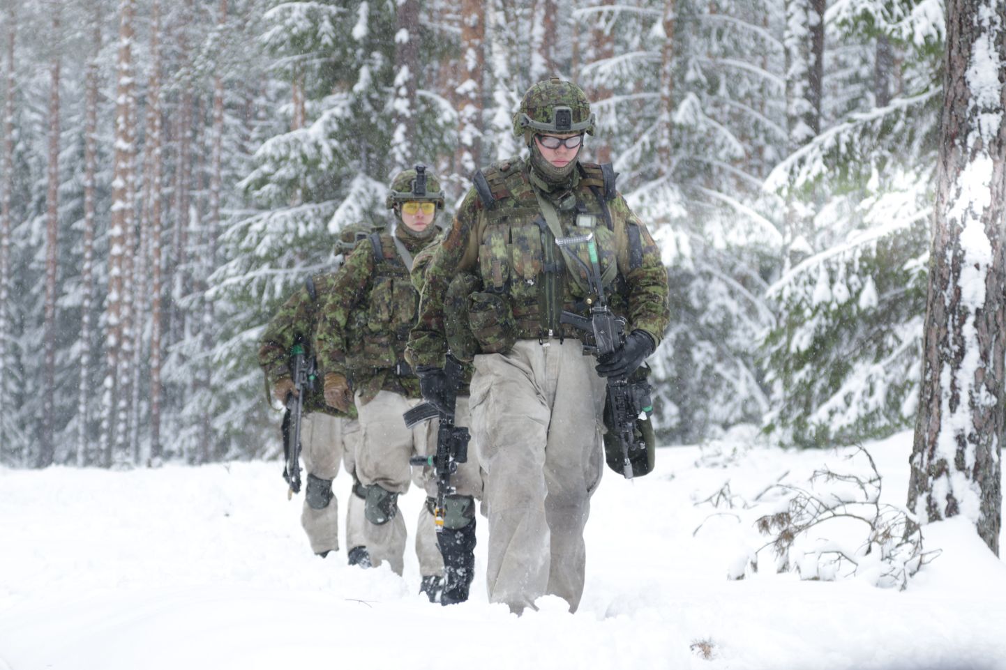Kaitseväelased harjutasid sõjapidamist talvistes tingimustes.
