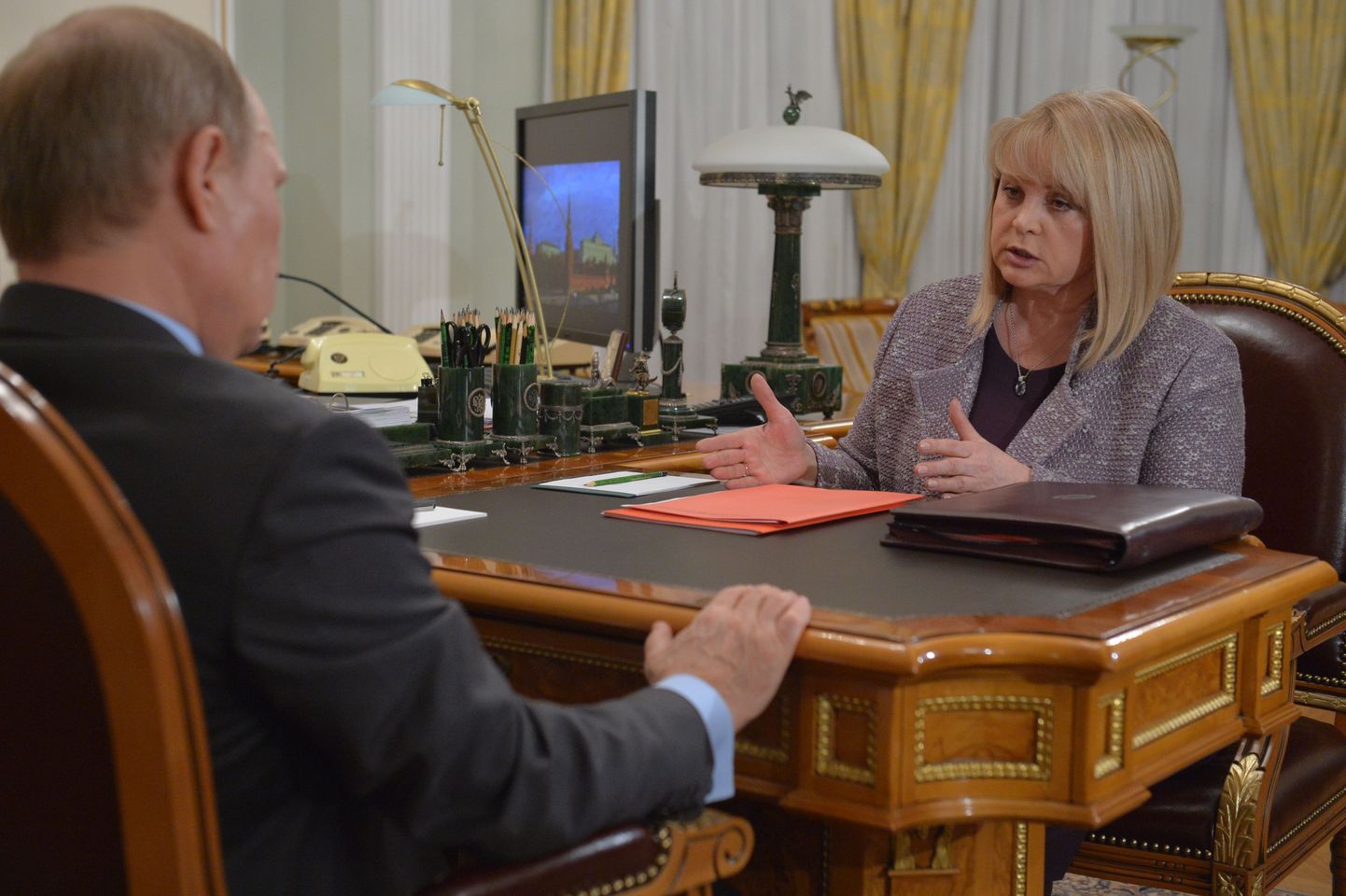 Vene president Vladimir Putin koos inimõiguste ombudsmani Ella Pamfilovaga.