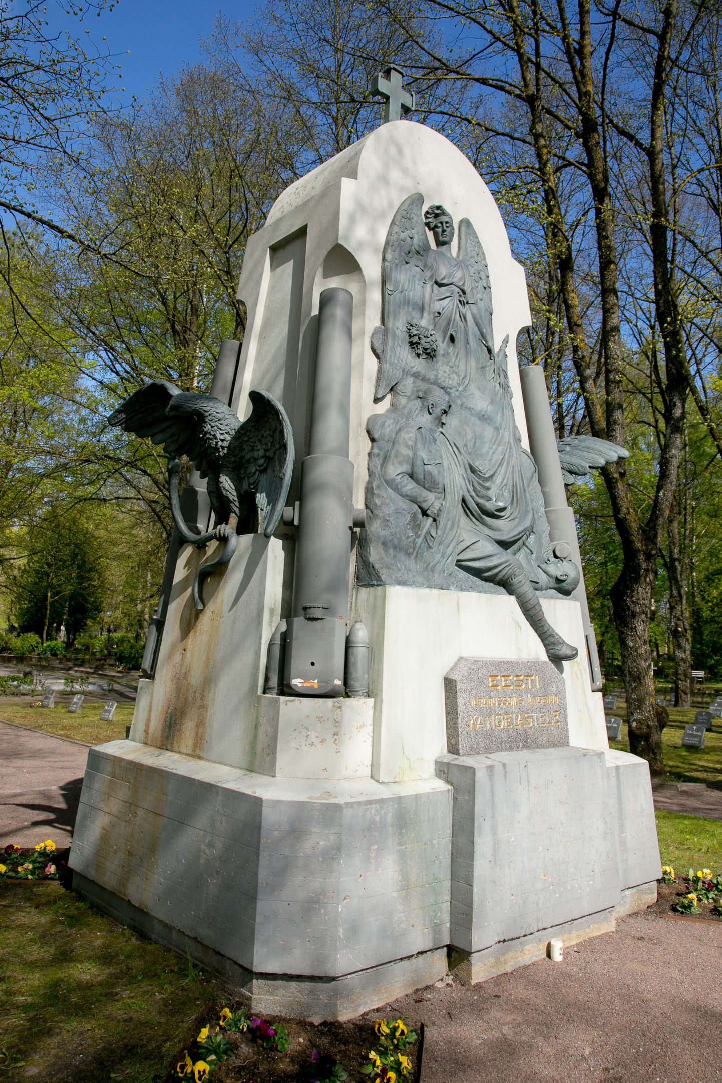 Amandus Adamsoni vabadussõja monument Pärnu Alevi kalmistul.