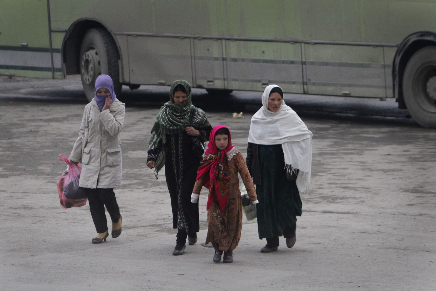 Kolm afgaani naist ja üks tüdruk Kabuli linnatänaval.