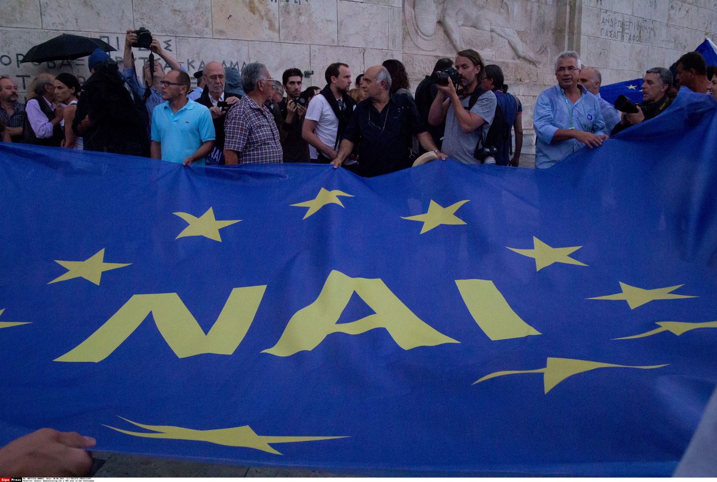 Eile toimunud eurotsooni pooldajate demonstratsioon, kus lipule on kirjutatud "jah".