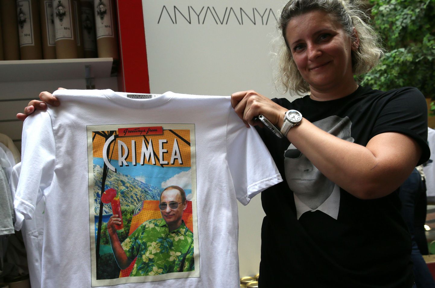 Putini- ja Krimmi-teemaline T-särk Moskvas GUMi kaubamajas.