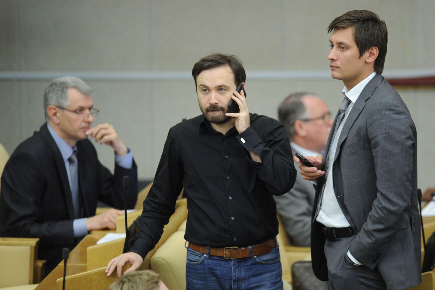 Vene riigiduuma liikmed Ilja Ponomarjov (ees vasakul) ja Dmitri Gudkov.