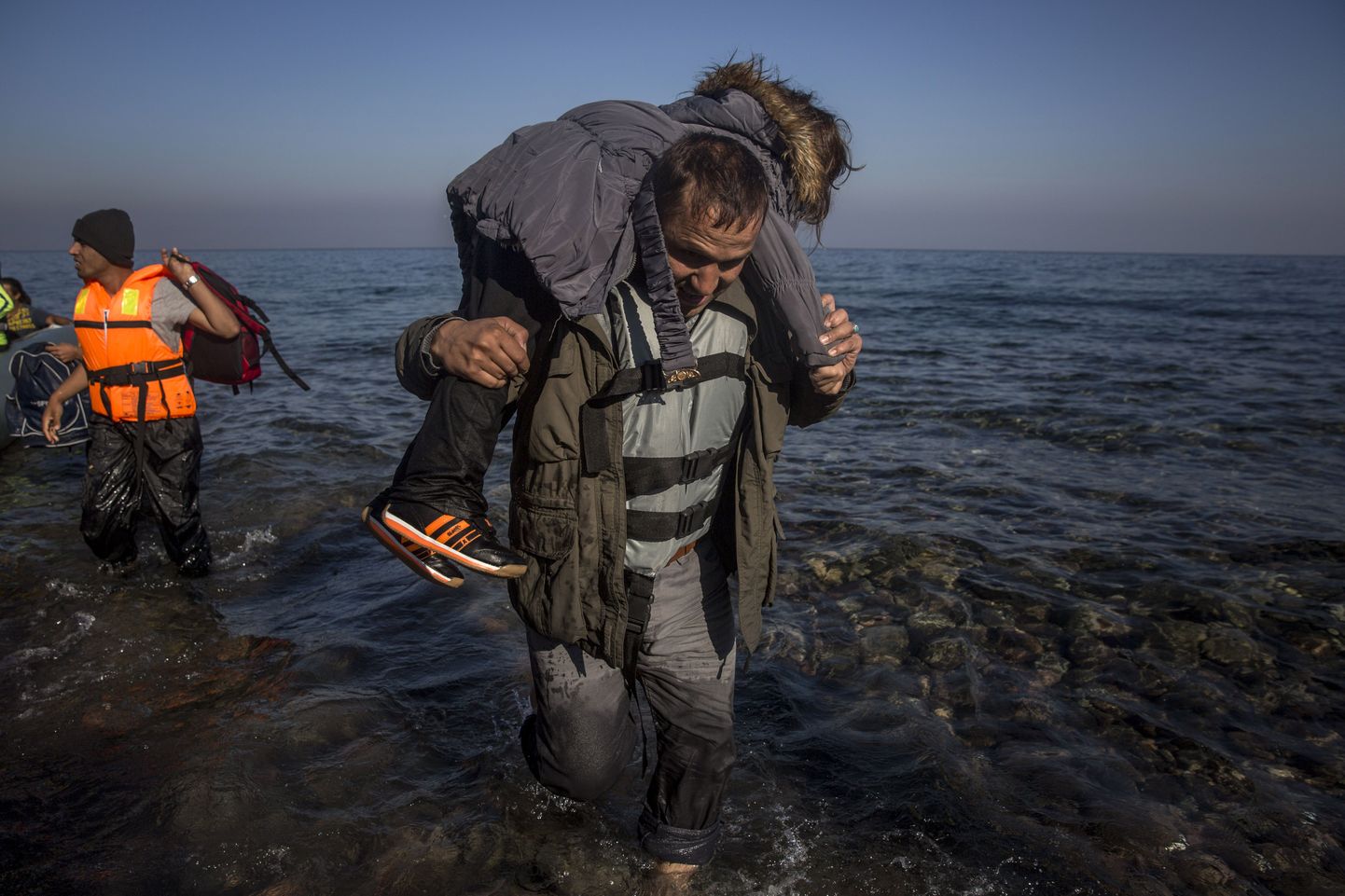Üle Egeuse mere saabunud migrant Kreeka rannikul.