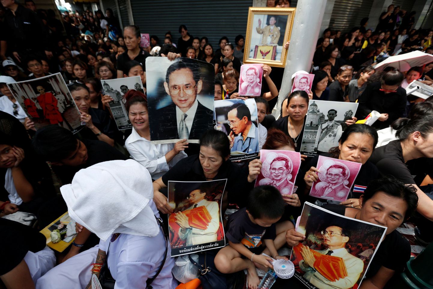 Таиланд погрузился в траур в связи с кончиной горячо любимого нацией короля Пхумипона Адульядета.