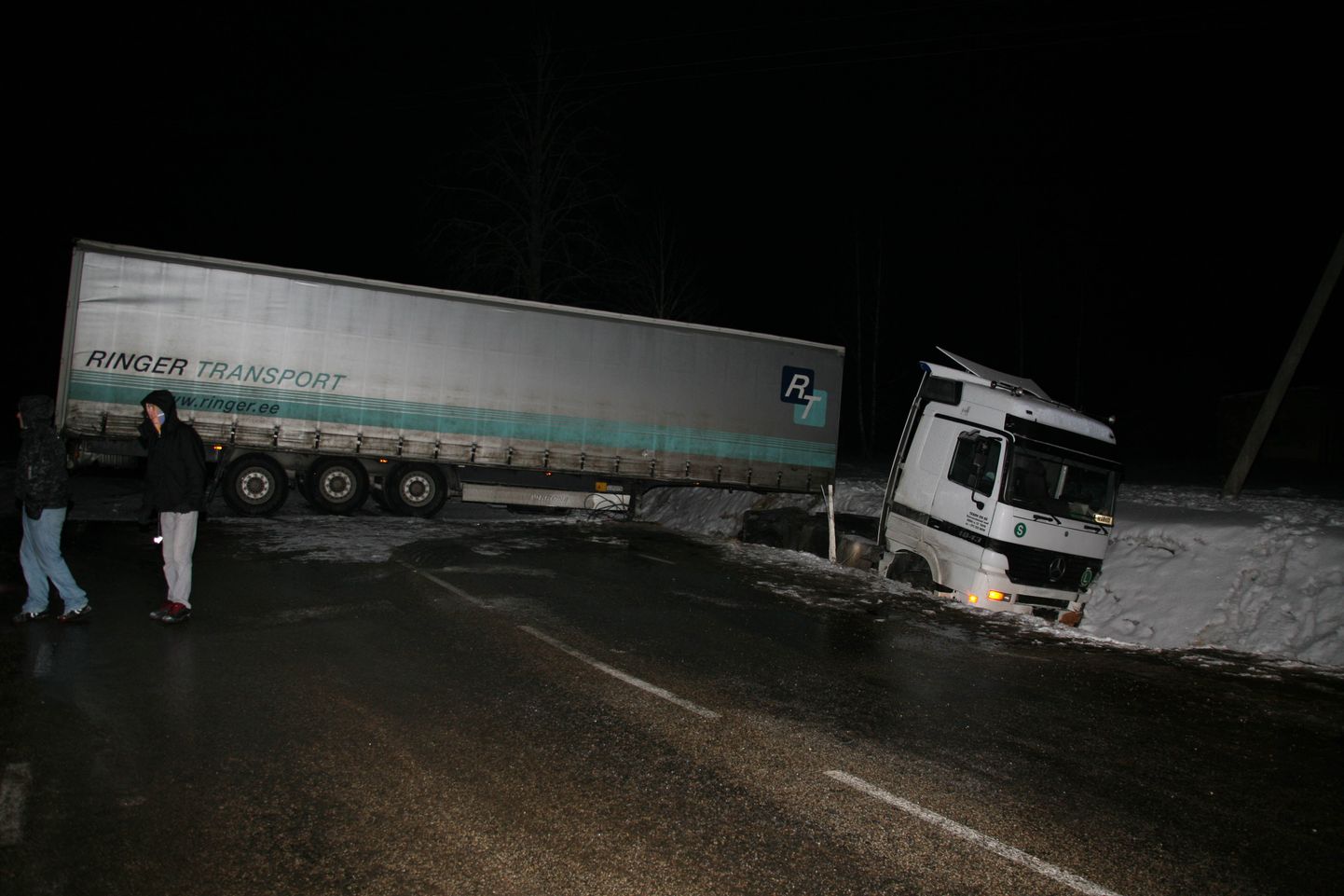 Neljapäeval kell 16.30 teelt välja sõitnud veoauto takistas liiklust ka veel pimeduse saabudes.