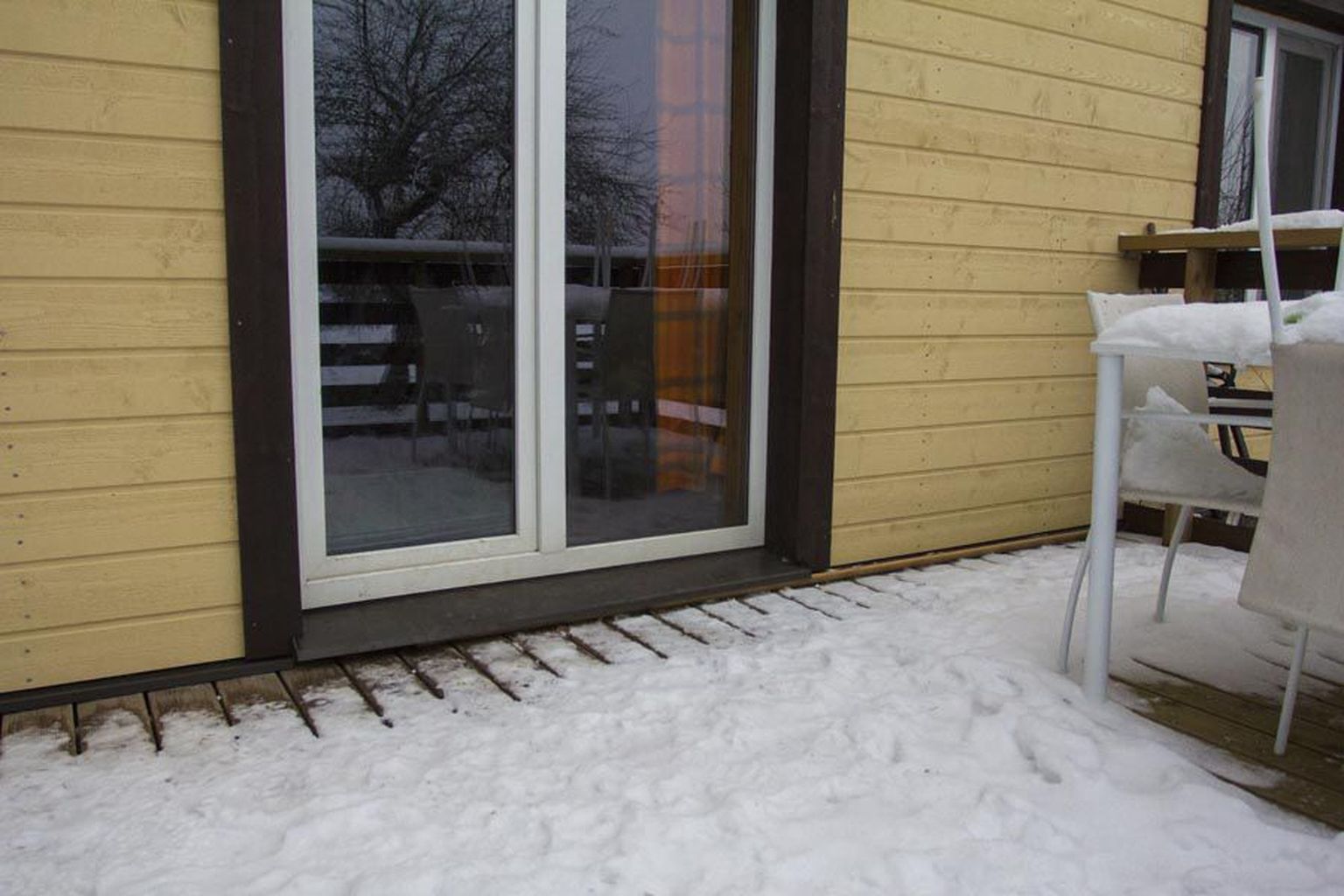 Seda ei juhtu just tihti, et metssiga kärsa vastu majaust surub. Viljandi vallas Savikotil asuva Väljaotsa talu terrassiuks sai aga teisipäeva õhtul just sellist ebaharilikku nosu tunda.