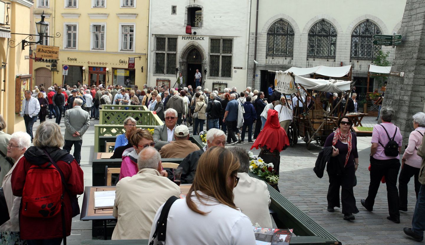 Туристы в Старом городе Таллинна.