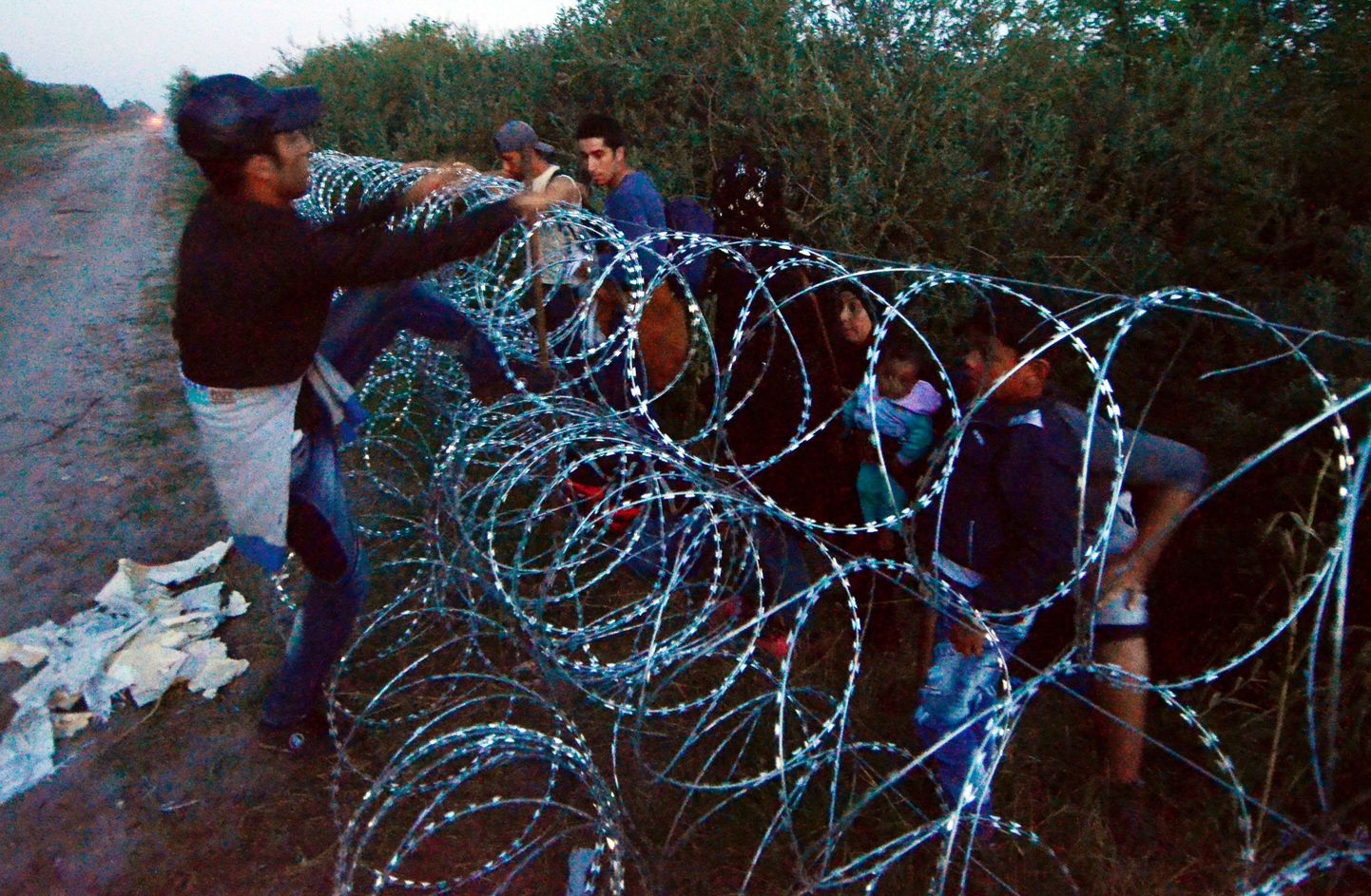 Migrandid eile Ungari piiritara ületamas.